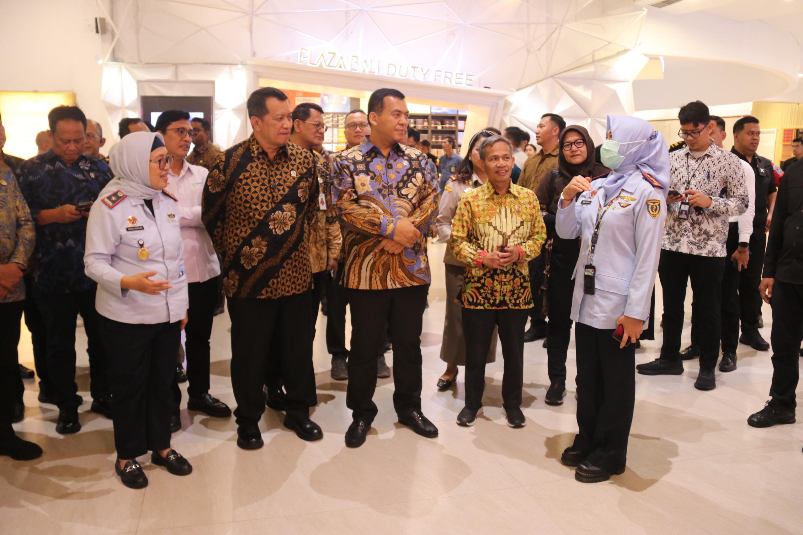 TIGA WAMEN VISITASI LAYANAN PUBLIK DI BANDARA SOETTA